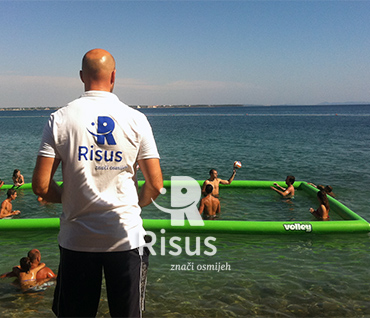 Risus dnevna animacija odbojka u moru