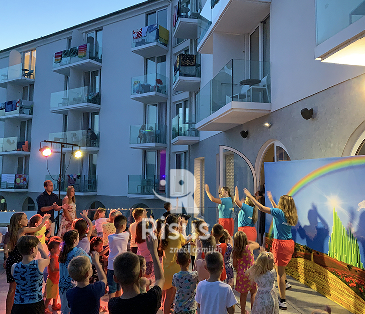 kids disco na terasi family hotel lišanj_risus animacija 2022